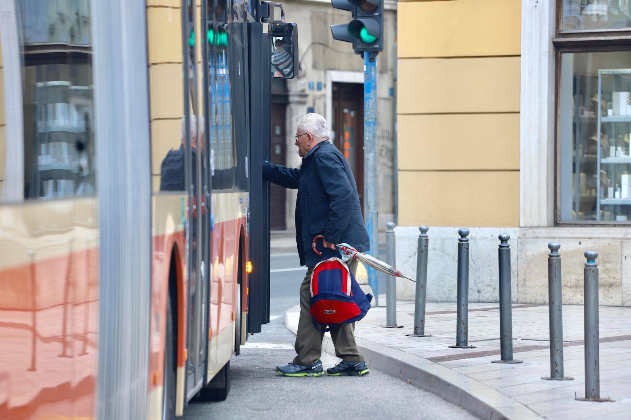 autobus umirovljenik autotrolej