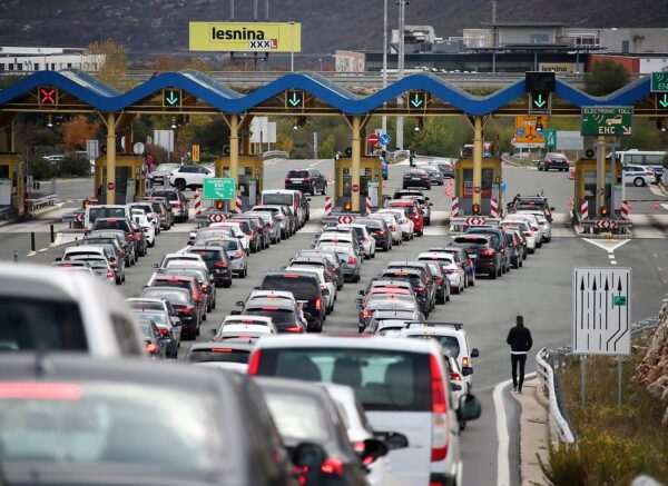Gužve na ulazu u Split zbog nogometne utakmice Hrvatska – Rusija