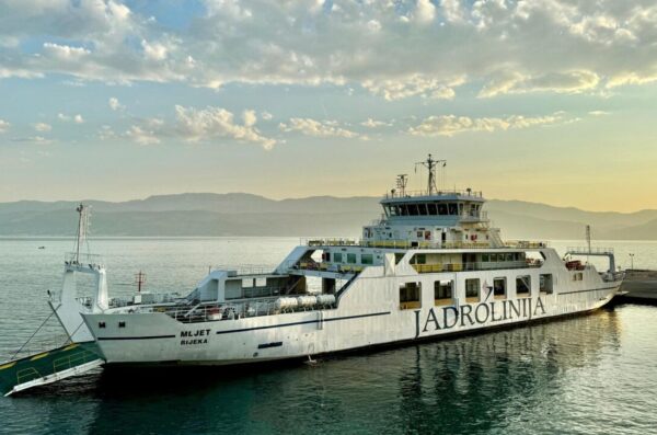 Supetar: Trajekt Mljet čija se rampa otvorila u plovidbi privezan je u luci