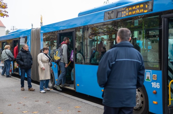 Zagreb: Gužve prema gradskim grobljima zbog besplatnog javnog prijevoza